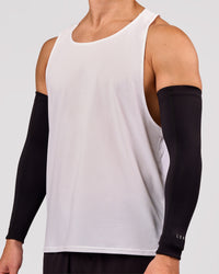 Man wearing Pace Run Sleeves - Black | Thumbnail Index: 4