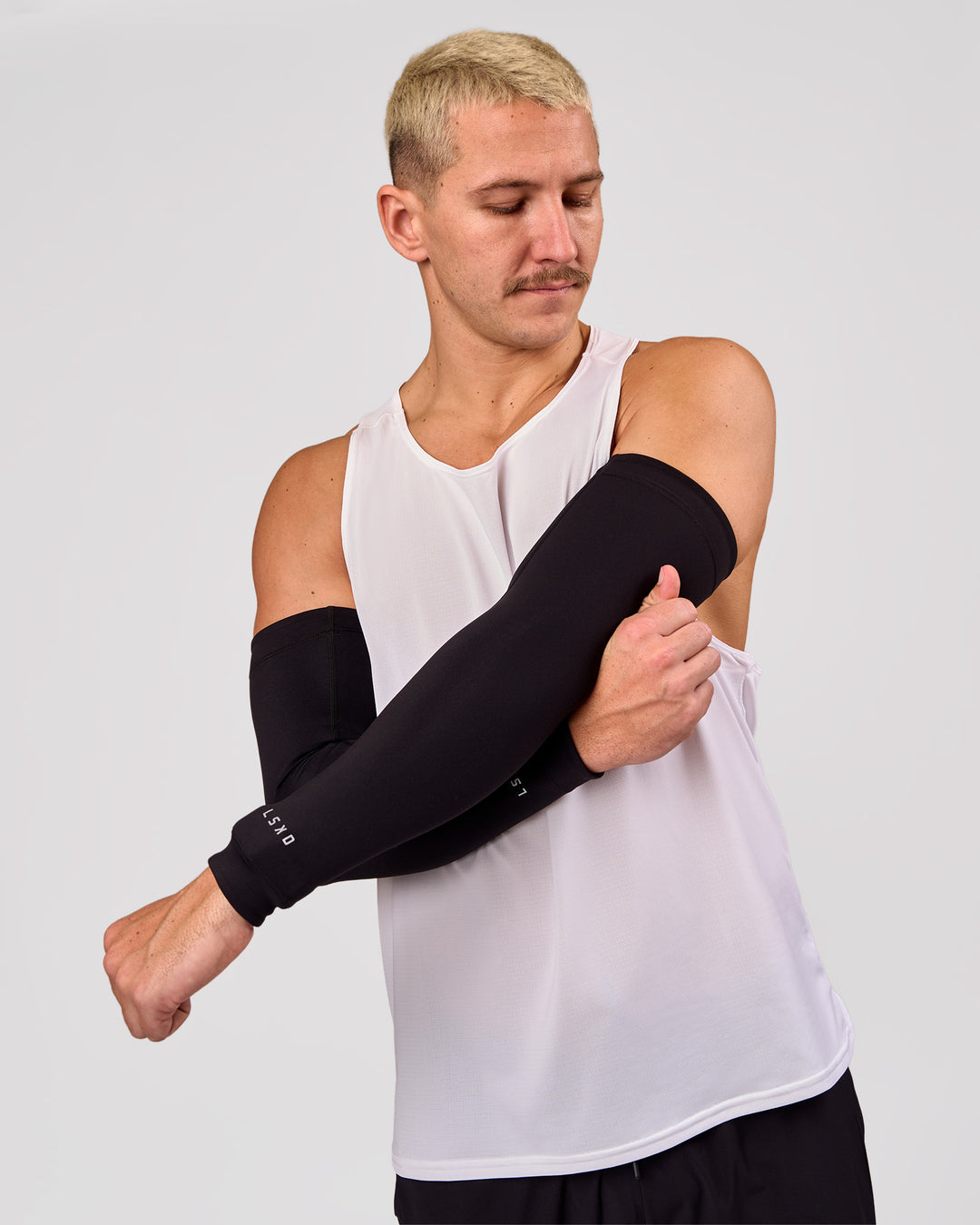 Man wearing Pace Run Sleeves - Black - view 3