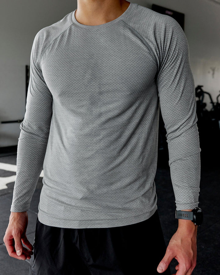 Man wearing AeroFLX+ Seamless Long Sleeve Tee - Lt Grey Marl
