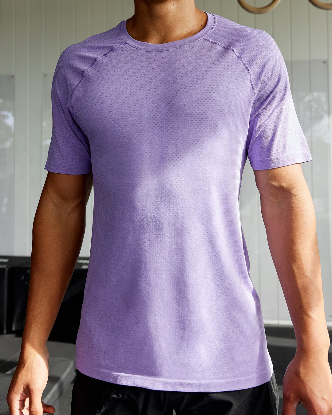 Man wearing AeroFLX+ Seamless Tee - Dahlia Purple Marl