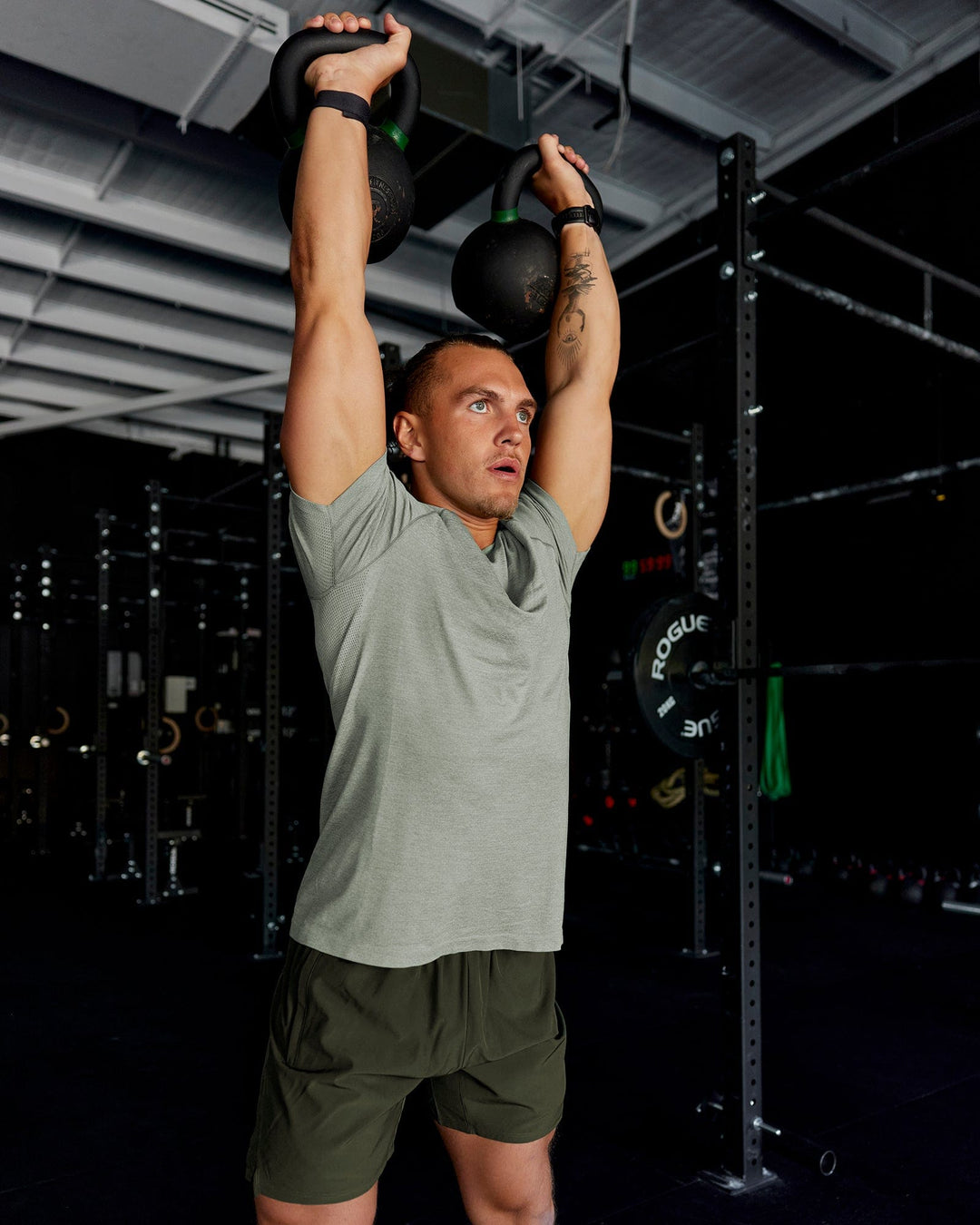 Man wearing AeroFLX+ Seamless Tee - Iceberg Green Marl