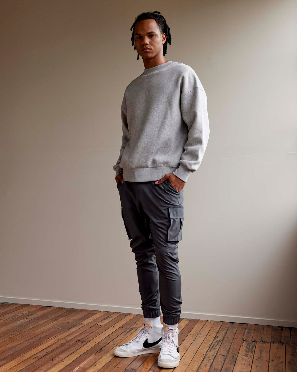 Man wearing Unisex MVP Sweater Oversize - Light Grey Marl