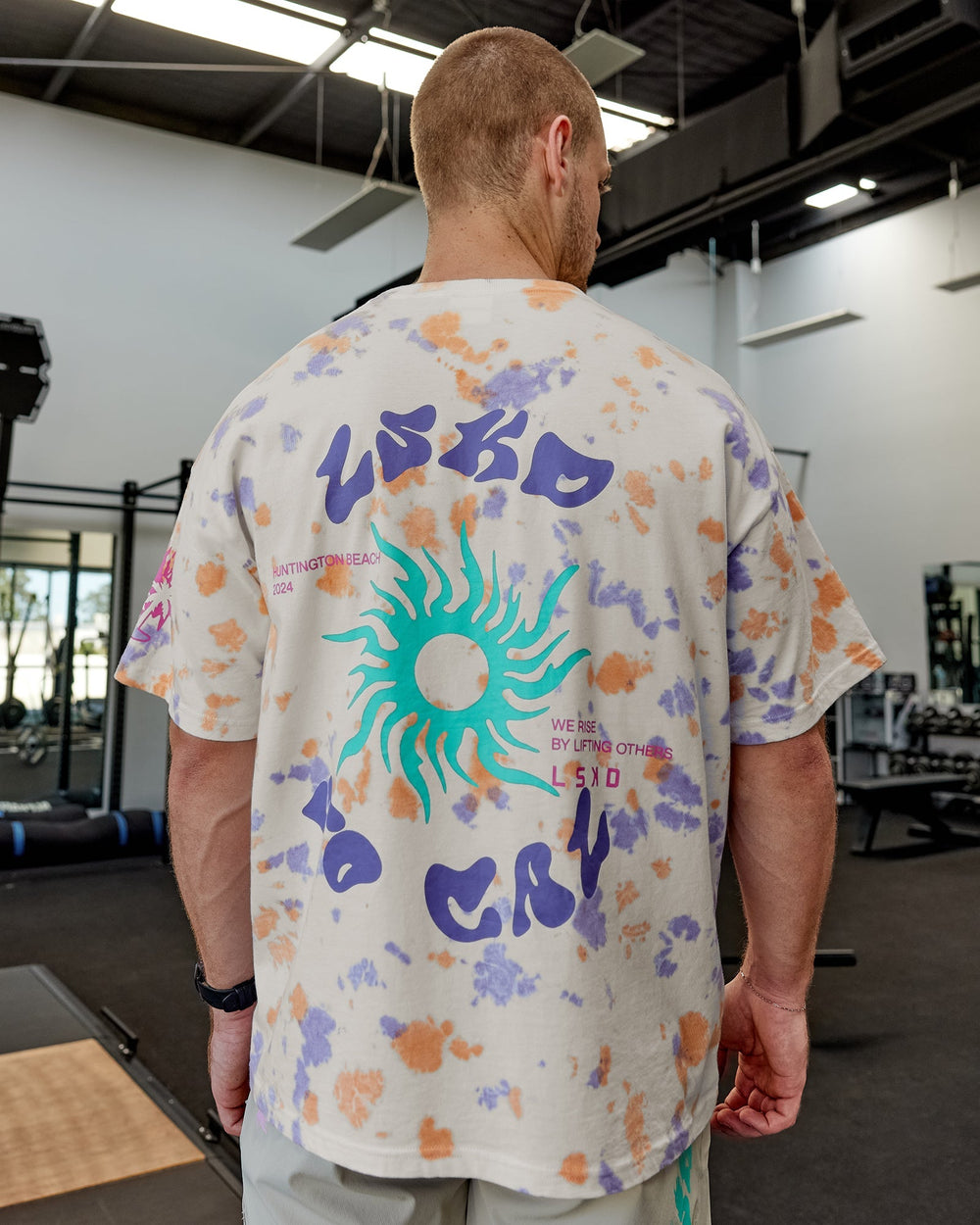 Man wearing Unisex Washed Huntington 24 Heavyweight Tee Oversize - Tie Dye Tangerine-Dahlia Purple