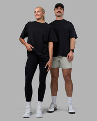 Duo wearing Easy FLXCotton Tee Oversize - Black | Model:Both | Size:Duo | Thumbnail Index: 0
