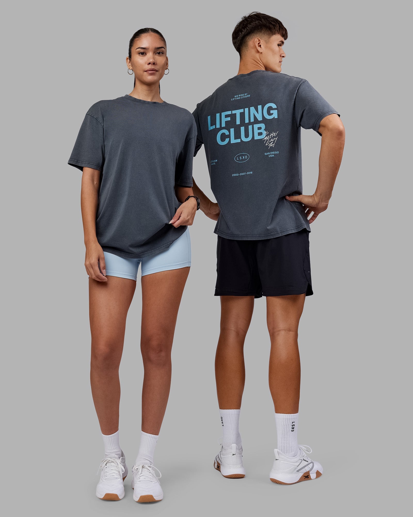 Duo wearing Lifting Club FLXCotton Tee Oversize - Dark Storm Washed-Blue | Model:Both | Size:Duo