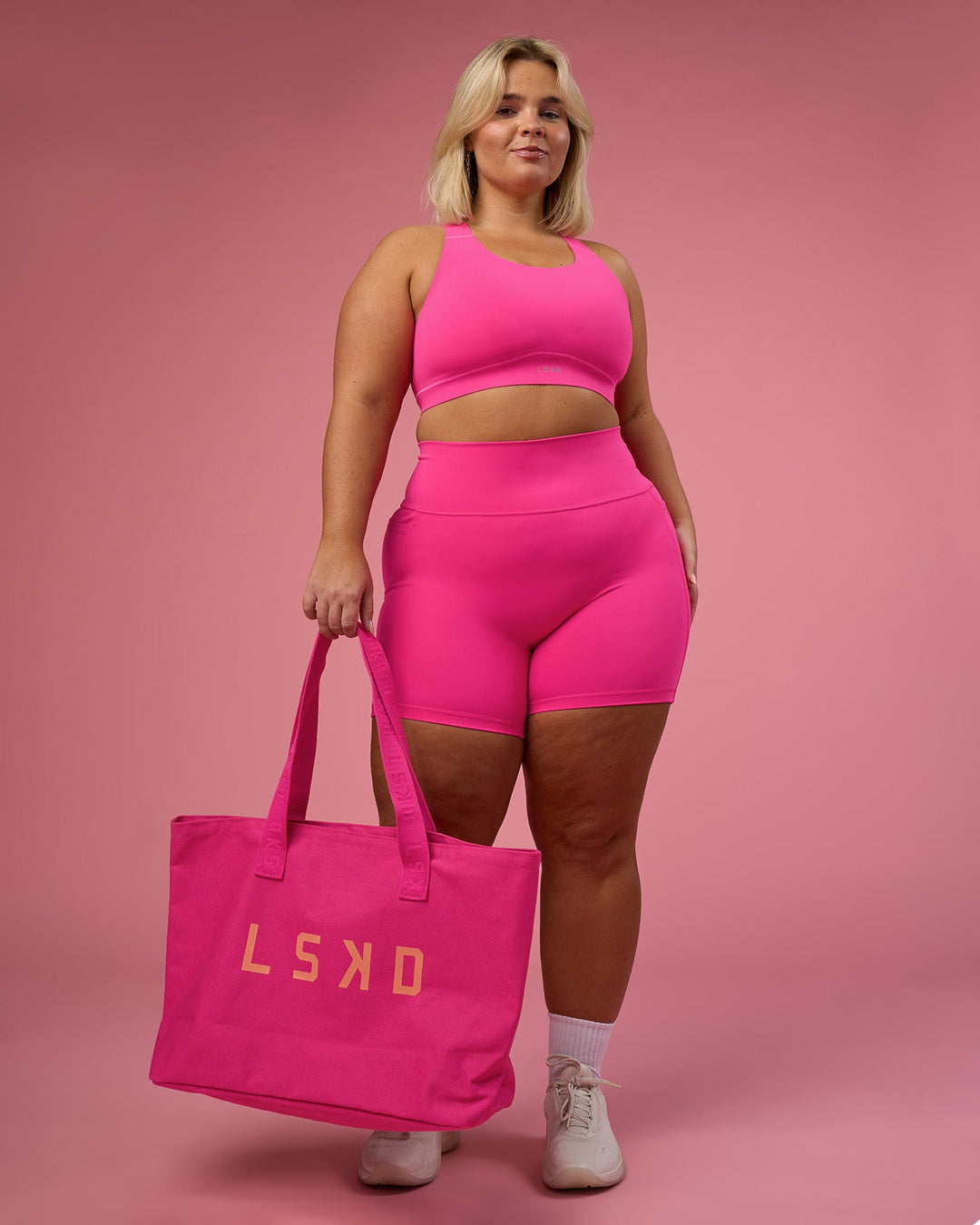 Woman wearing Fusion Sports Bra 2.0 - Ultra Pink | Model:Bianca | Size:L