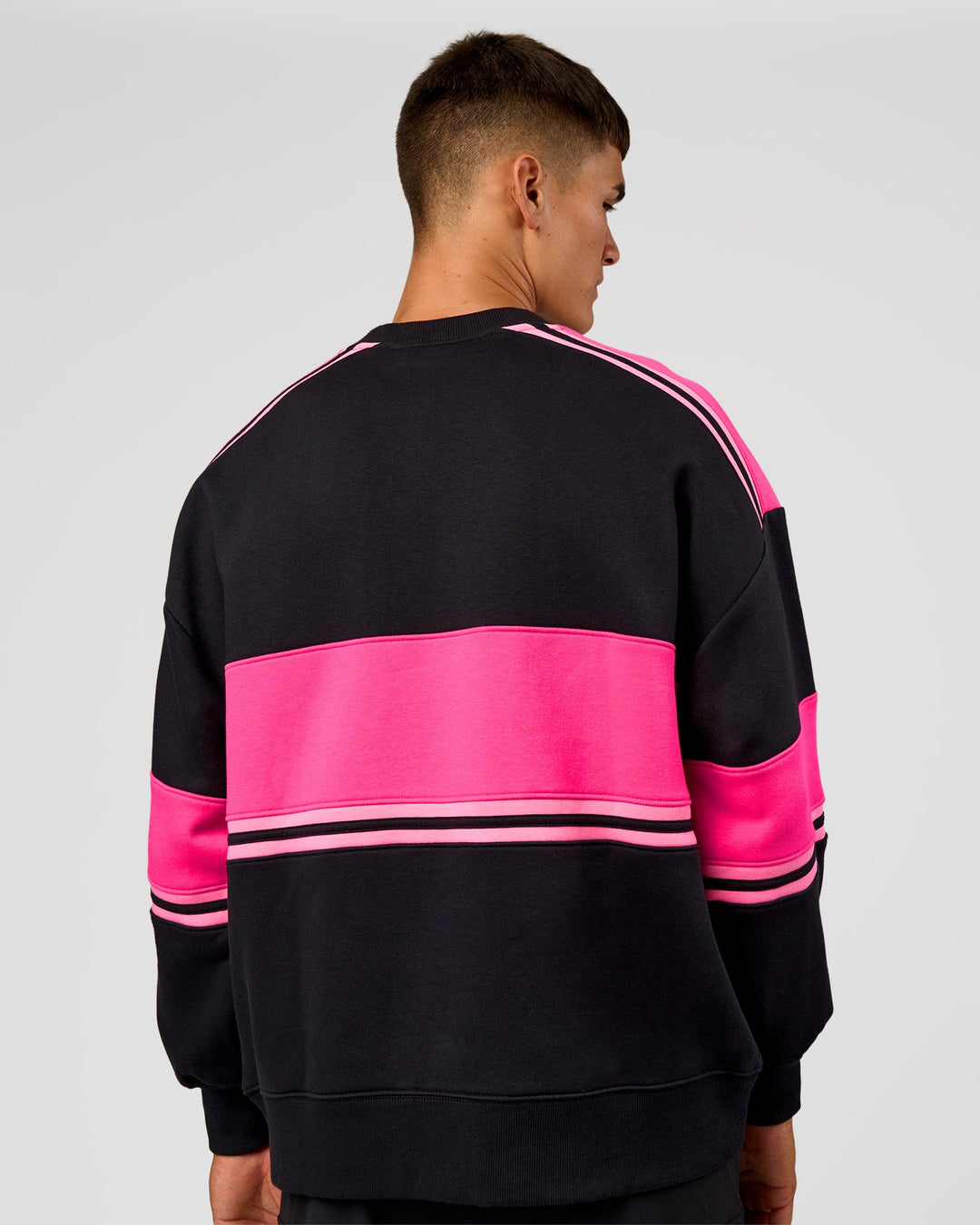 Man wearing A-Team Sweater Oversize - Caviar-Ultra Pink-Candy Pink | Model:Jackson | Size:L