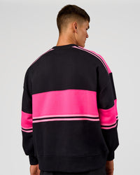 Man wearing A-Team Sweater Oversize - Caviar-Ultra Pink-Candy Pink | Model:Jackson | Size:L