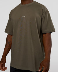 Man wearing Abstract Haze FLXCotton Tee - Walnut Grey-White | Model:Sam | Size:L