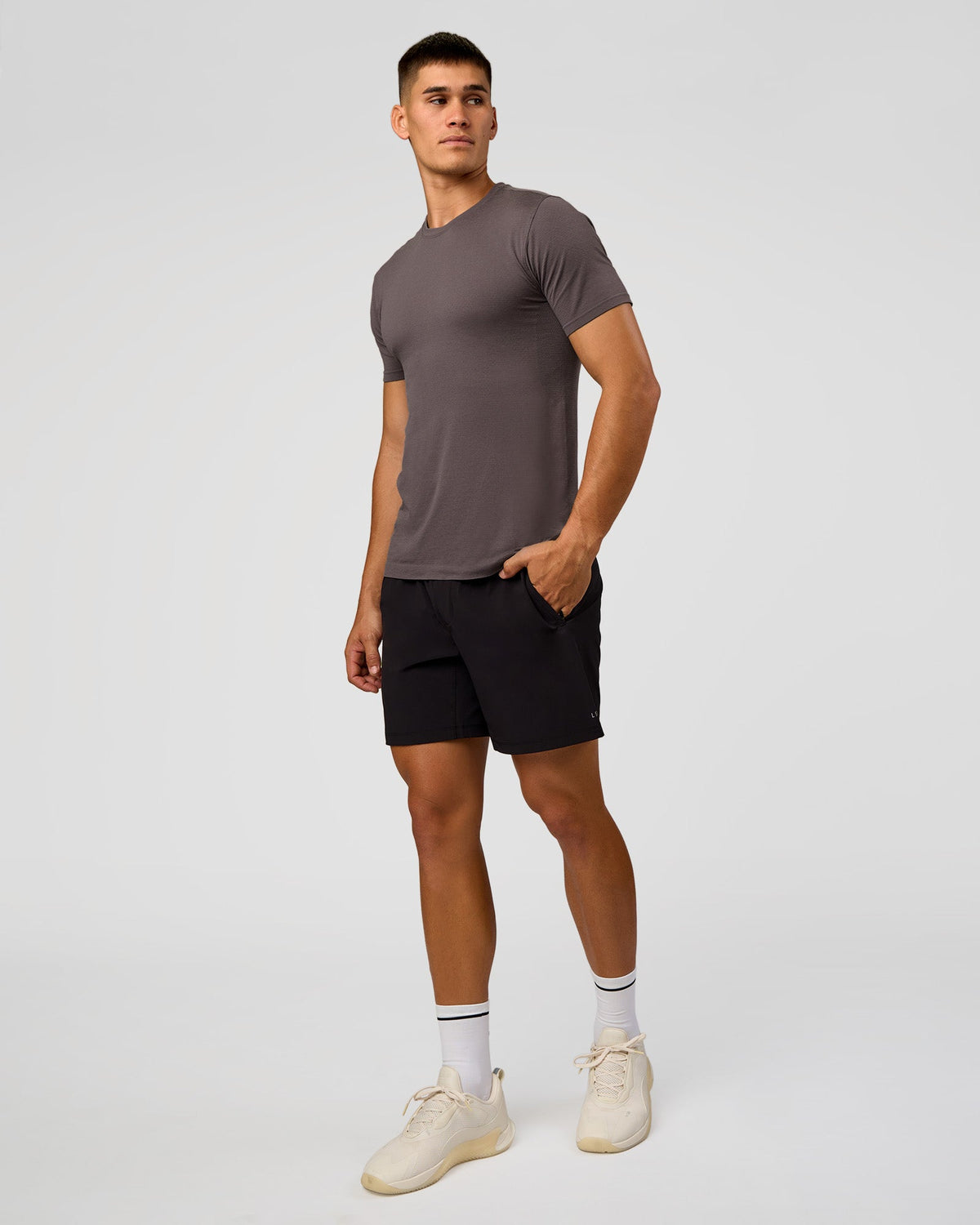 Man wearing AeroFLX+ Seamless Set In Tee - Duskstone/Duskstone | Model:Jackson | Size:L