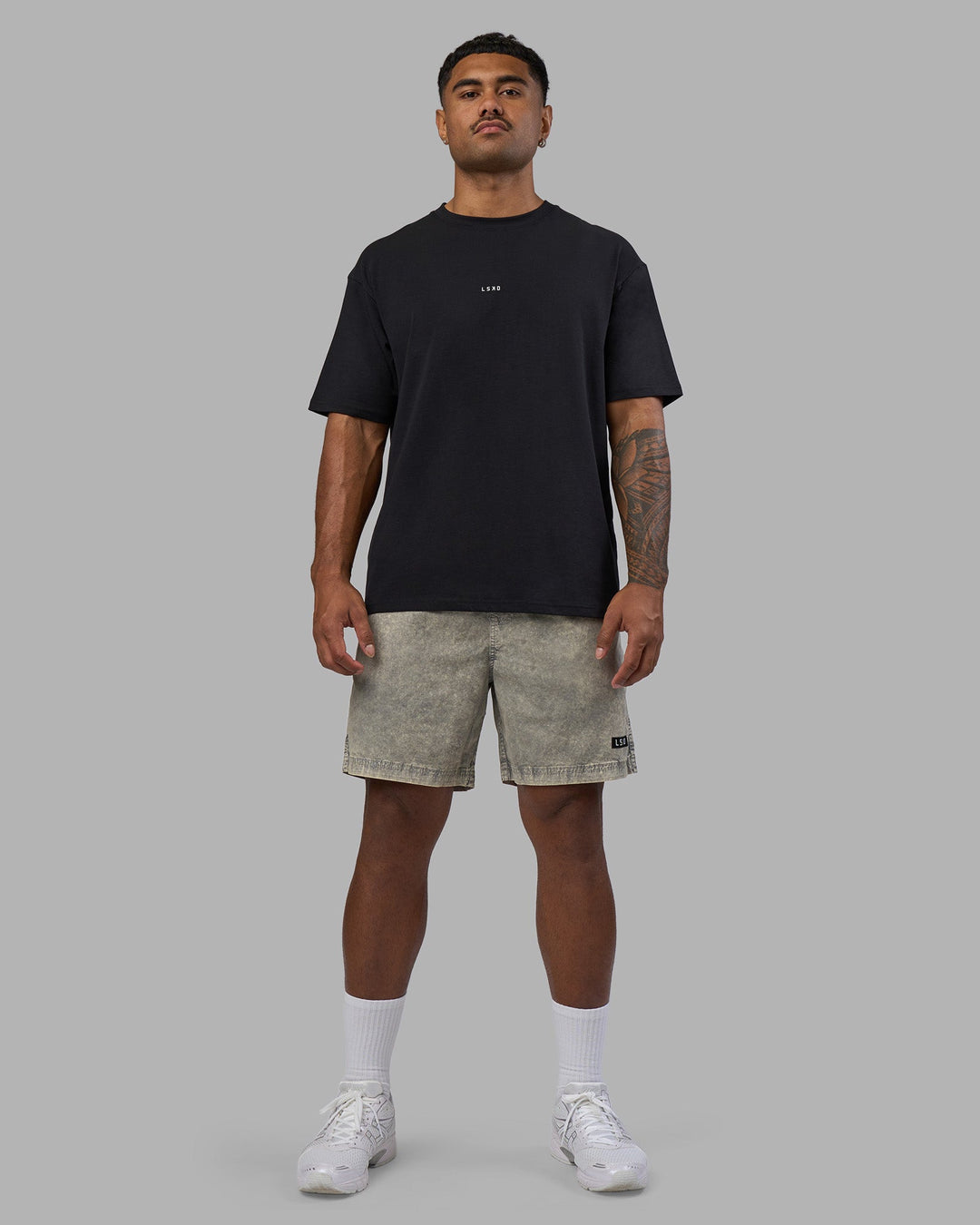 Man wearing Daily Short Pigment 7&quot; - Pigment Slate | Model:Xav | Size:L