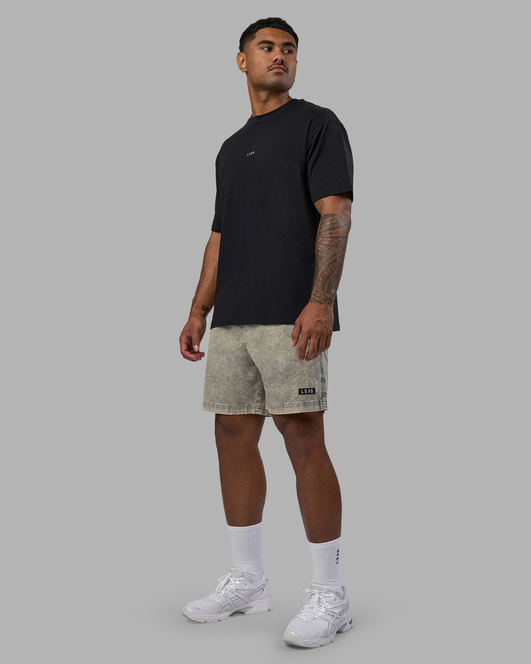Man wearing Daily Short Pigment 7&quot; - Pigment Slate | Model:Xav | Size:L