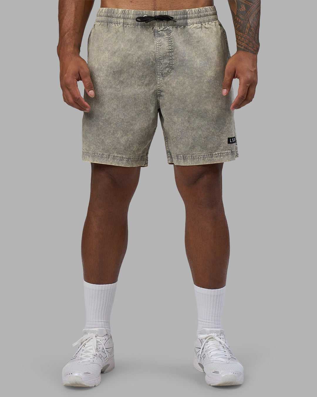 Man wearing Daily Short Pigment 7&quot; - Pigment Slate | Model:Xav | Size:L