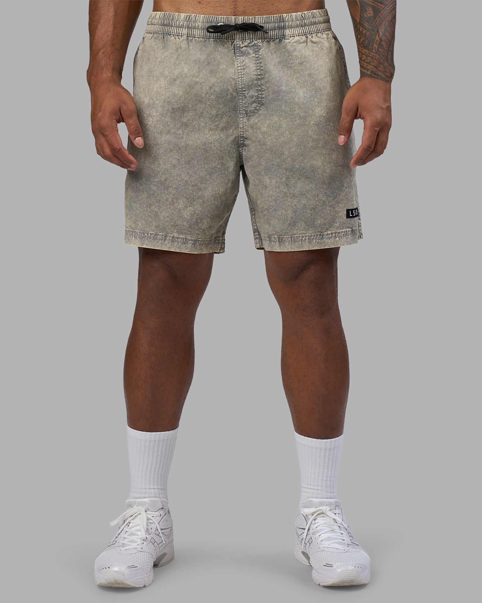 Man wearing Daily Short Pigment 7" - Pigment Slate | Model:Xav | Size:L