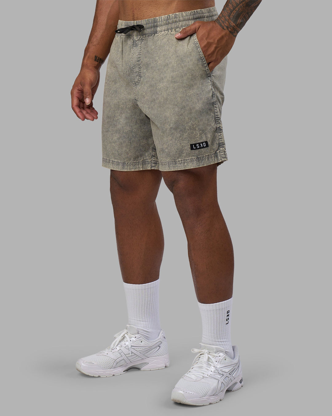 Man wearing Daily Short Pigment 7&quot; - Pigment Slate | Model:Xav | Size:L