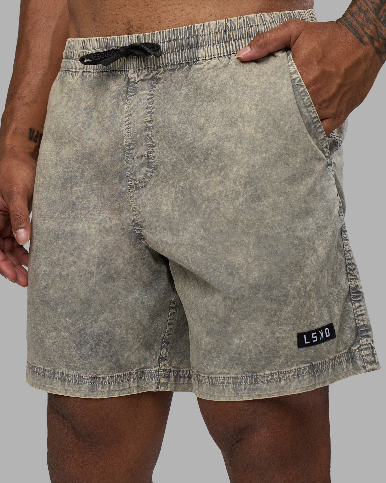 Man wearing Daily Short Pigment 7" - Pigment Slate | Model:Xav | Size:L