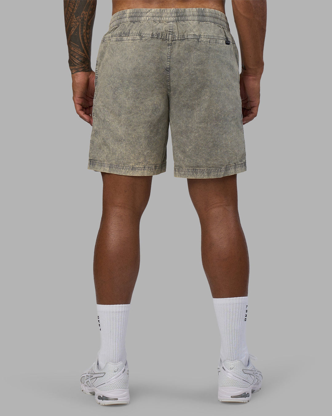 Man wearing Daily Short Pigment 7&quot; - Pigment Slate | Model:Xav | Size:L