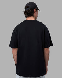 Man wearing Easy FLXCotton Tee Oversize - Black | Model:Adam | Size:L | Thumbnail Index: 3