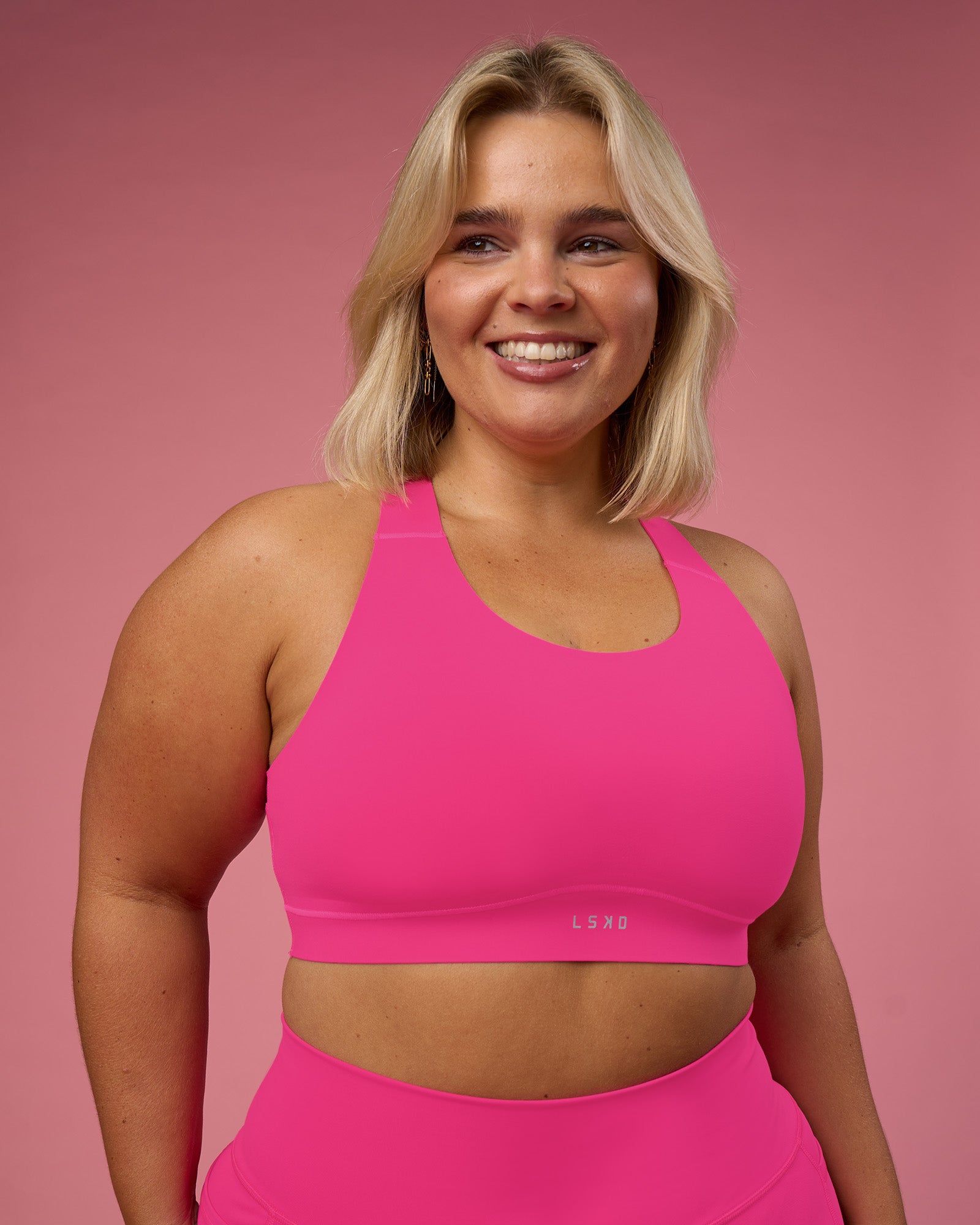 Woman wearing Fusion Sports Bra 2.0 - Ultra Pink | Model:Bianca | Size:L