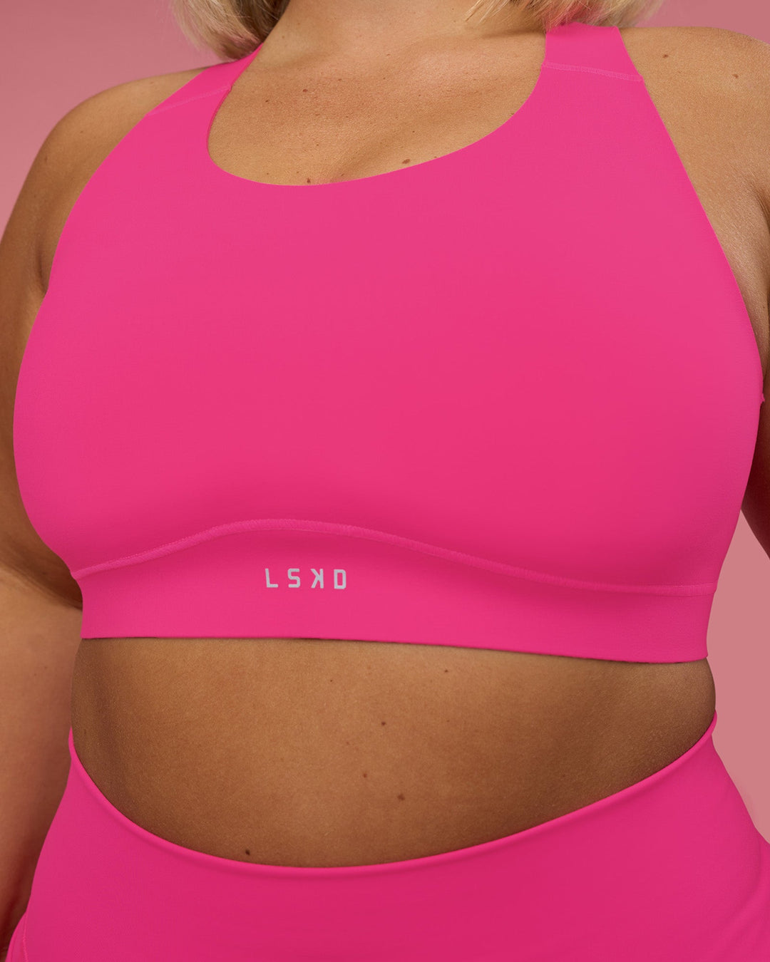 Woman wearing Fusion Sports Bra 2.0 - Ultra Pink | Model:Bianca | Size:L