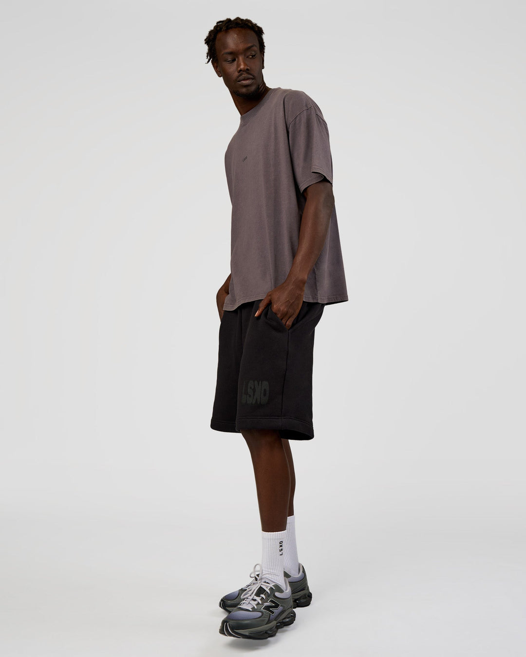 Man wearing Memory In Motion Heavyweight Fleece 7" Short - Black Washed | Model:Okello | Size:L