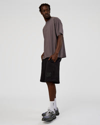 Man wearing Memory In Motion Heavyweight Fleece 7" Short - Black Washed | Model:Okello | Size:L
