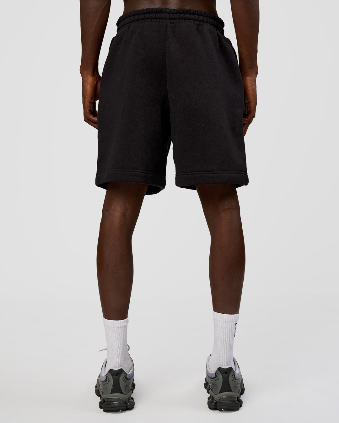 Man wearing Memory In Motion Heavyweight Fleece 7" Short - Black Washed | Model:Okello | Size:L