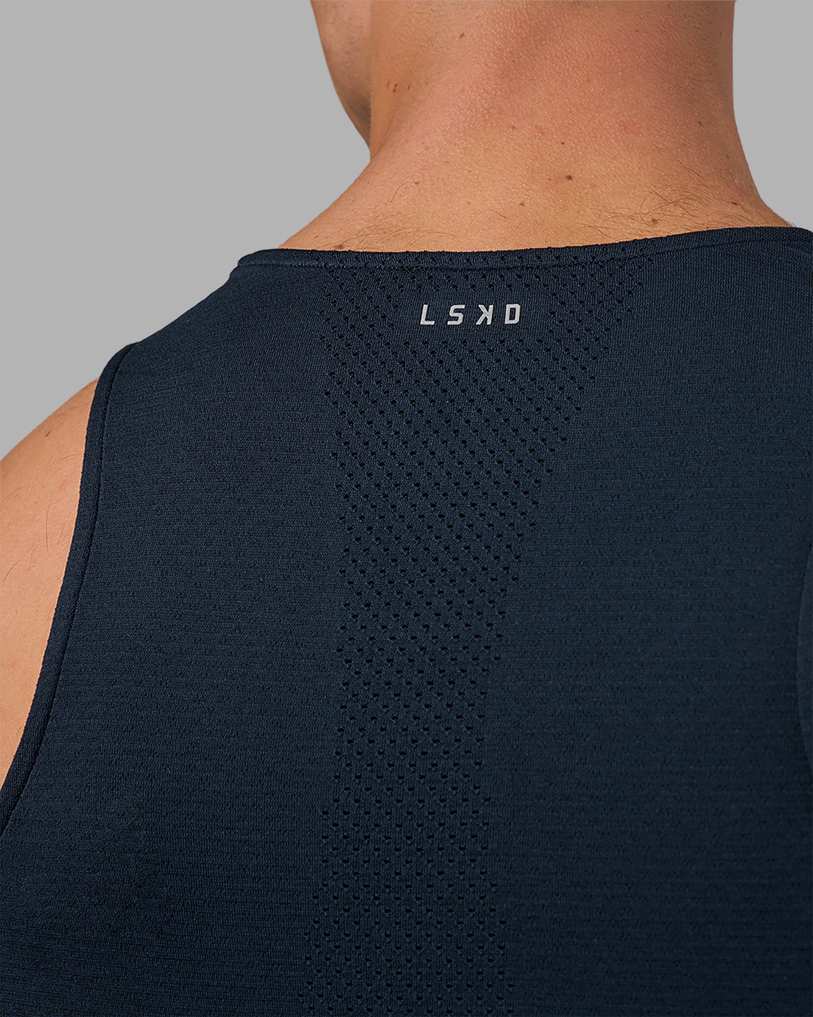 Man wearing AeroFLX+ Seamless Tank - Navy/Navy | Model:Nikola | Size:L