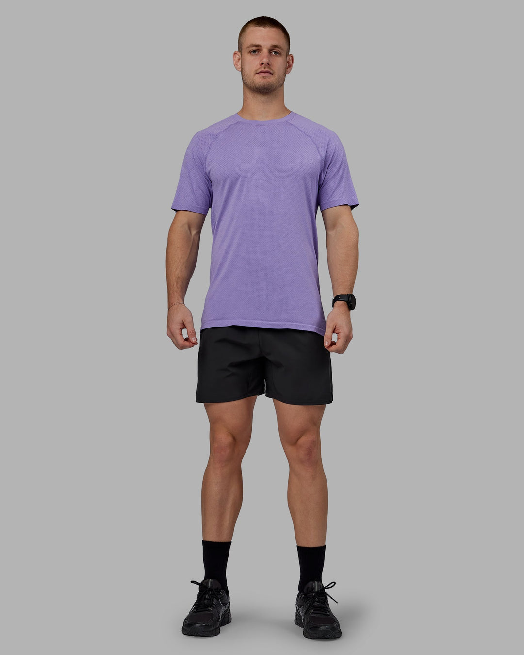 Man wearing AeroFLX+ Seamless Tee - Dahlia Purple Marl