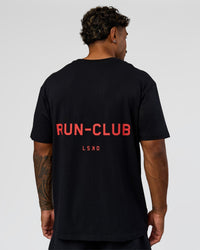 Man wearing RUN CLUB FLXCotton Tee Oversize - Black-Scarlet | Model:Xav | Size:L 