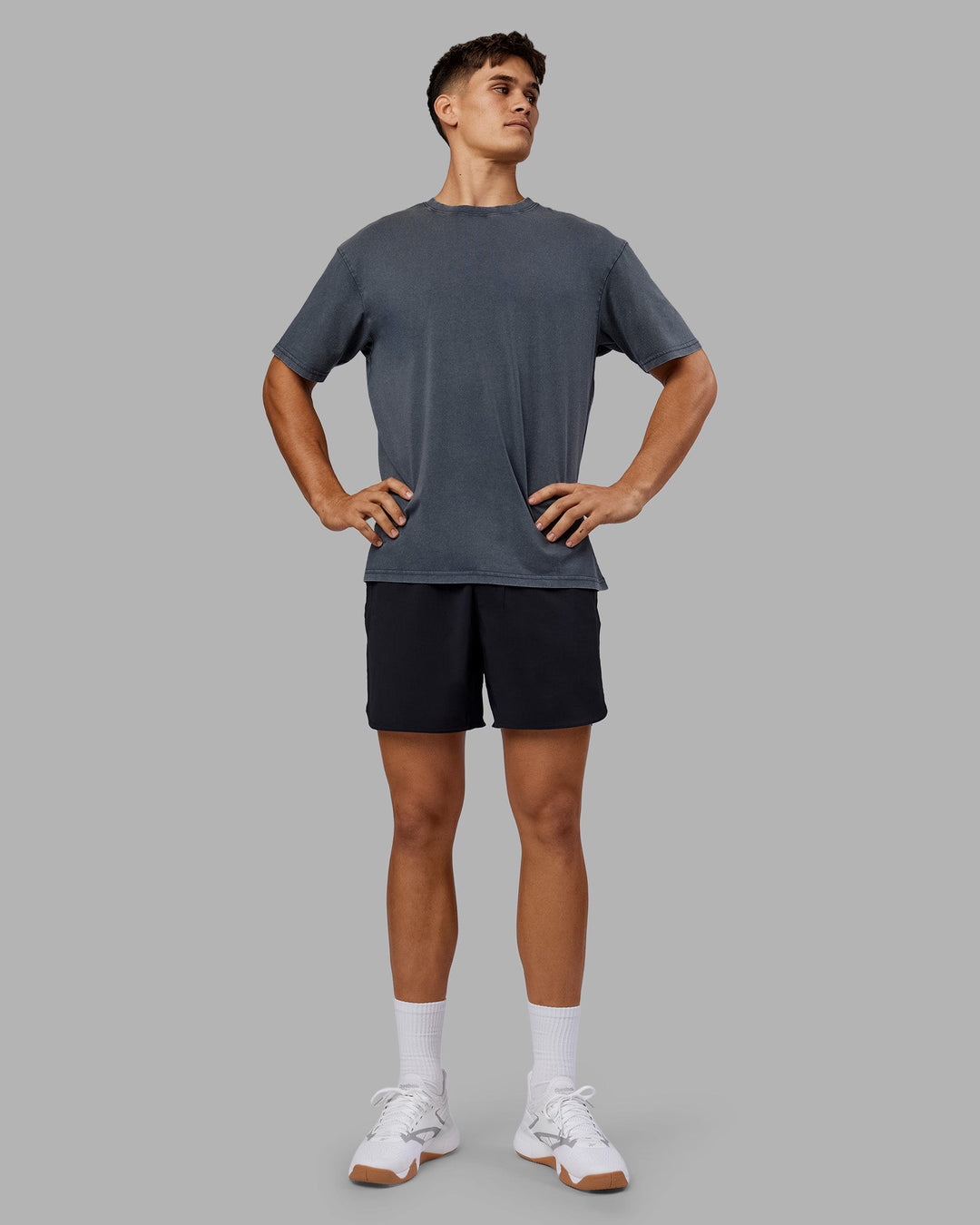 Man wearing Lifting Club FLXCotton Tee Oversize - Dark Storm Washed-Blue | Model:Jackson | Size:L