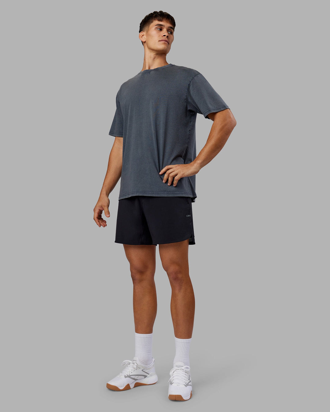 Man wearing Lifting Club FLXCotton Tee Oversize - Dark Storm Washed-Blue | Model:Jackson | Size:L