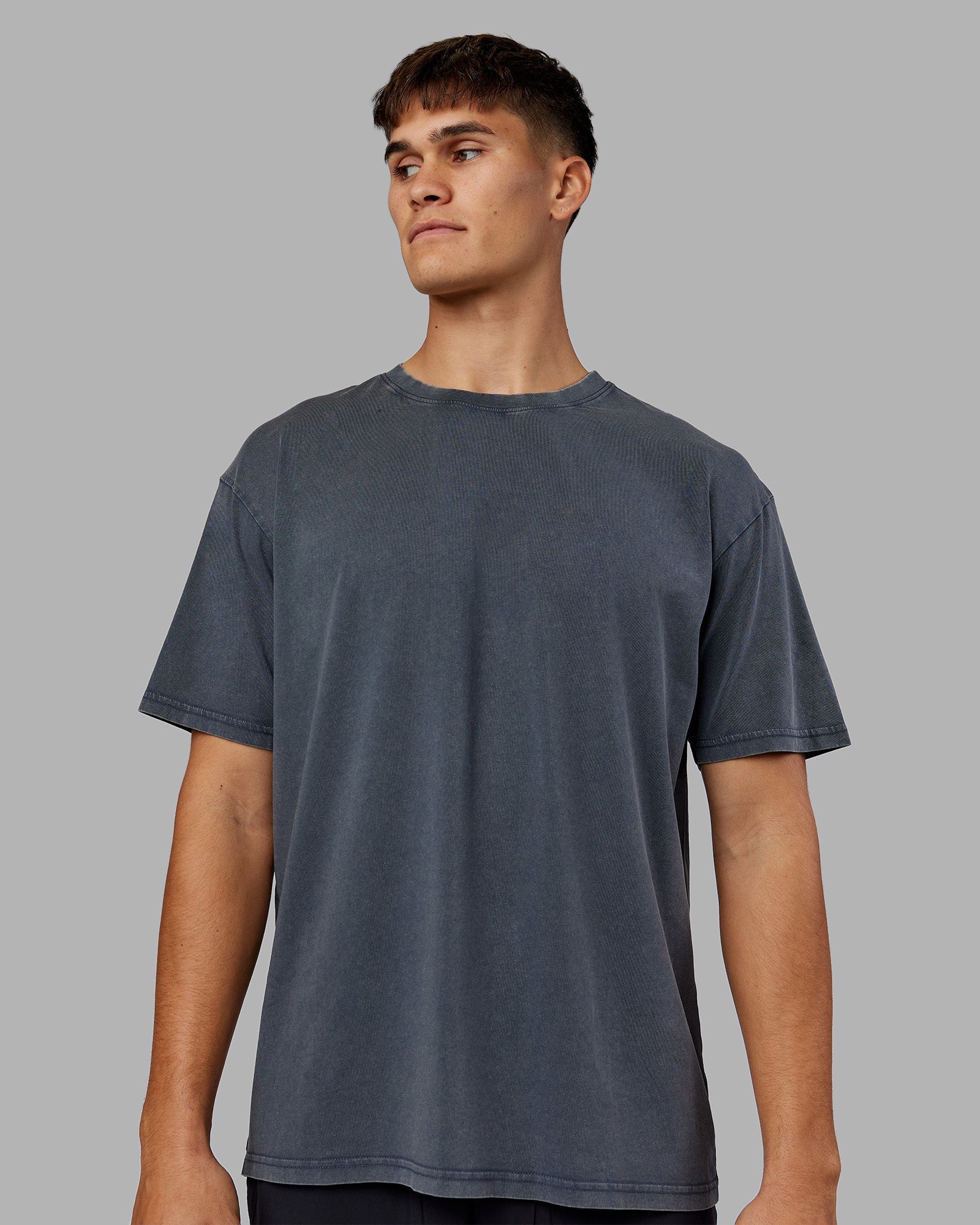 Man wearing Lifting Club FLXCotton Tee Oversize - Dark Storm Washed-Blue | Model:Jackson | Size:L