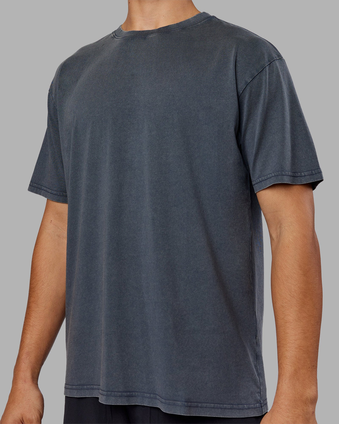 Man wearing Lifting Club FLXCotton Tee Oversize - Dark Storm Washed-Blue | Model:Jackson | Size:L