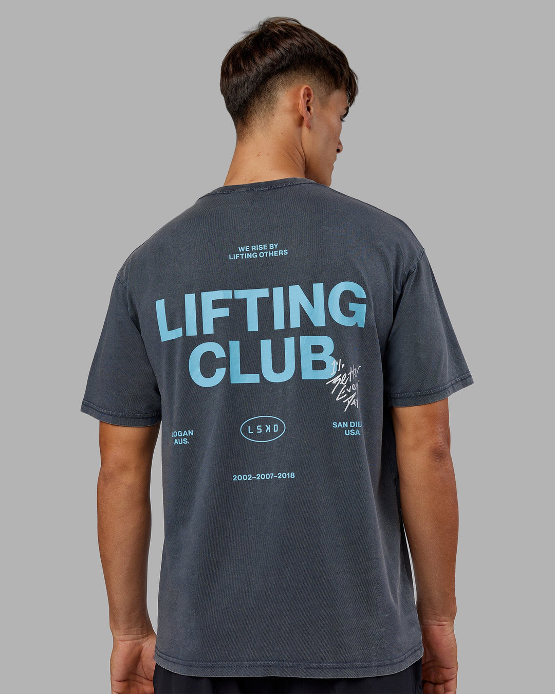 Man wearing Lifting Club FLXCotton Tee Oversize - Dark Storm Washed-Blue | Model:Jackson | Size:L