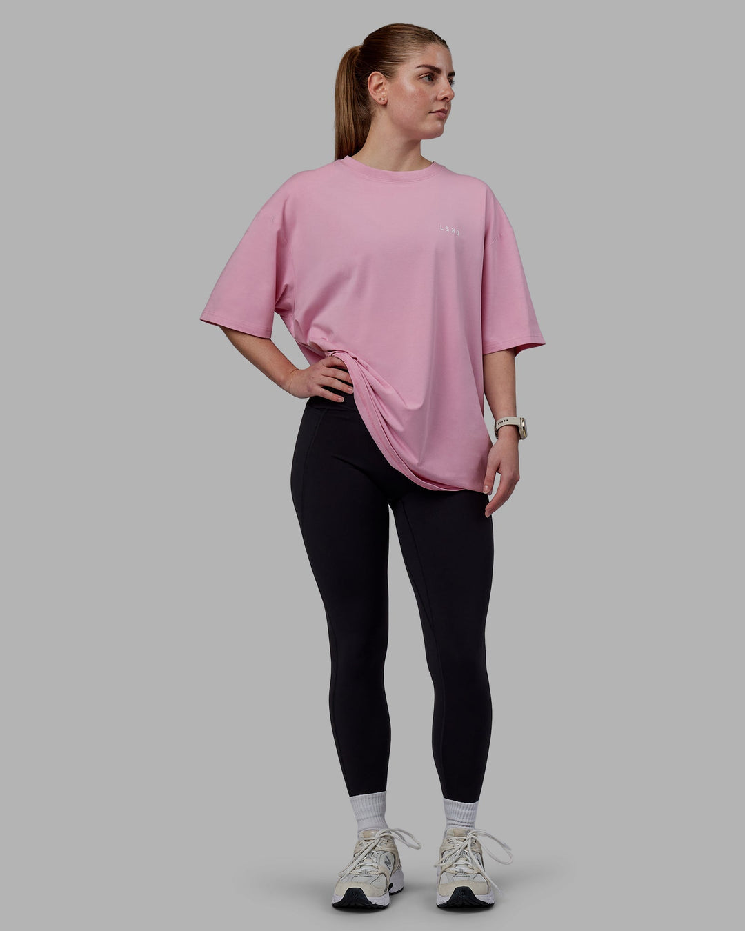 Woman wearing Unisex VS1 FLXCotton Tee Oversize - Bubblegum-White