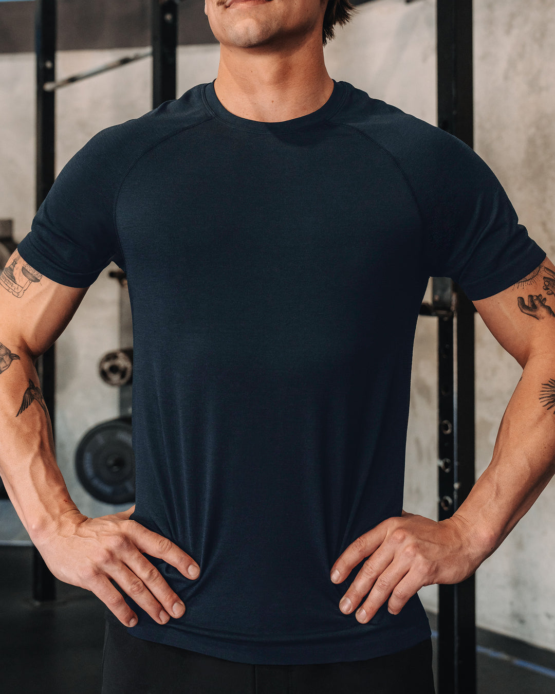 Man wearing AeroFLX+ Seamless Tee - Navy/Navy | Model: | Size:M