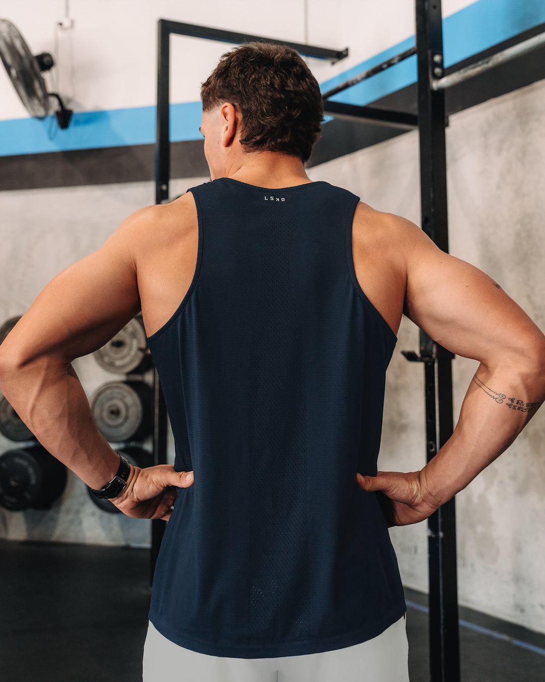 Man wearing AeroFLX+ Seamless Tank - Navy/Navy | Model:| Size:M