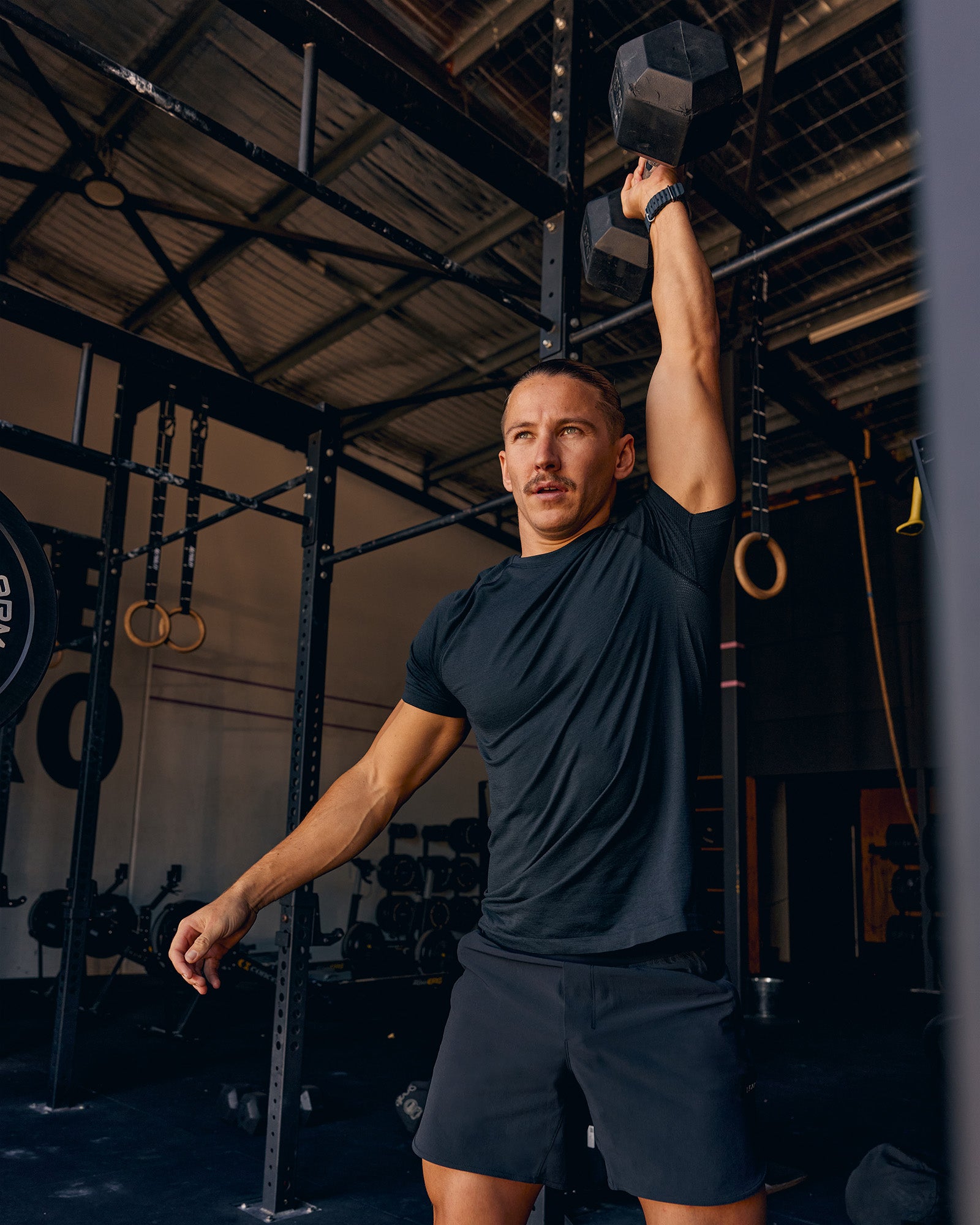 Man wearing AeroFLX+ Seamless Tee - Black Marl | Model:Jaiden | Size:M