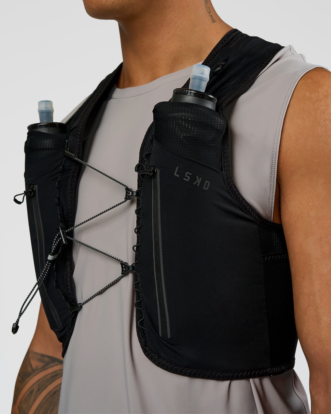 Woman wearing Pace Running Vest - Black-Reflective | Model:Daarian | Size:M/L