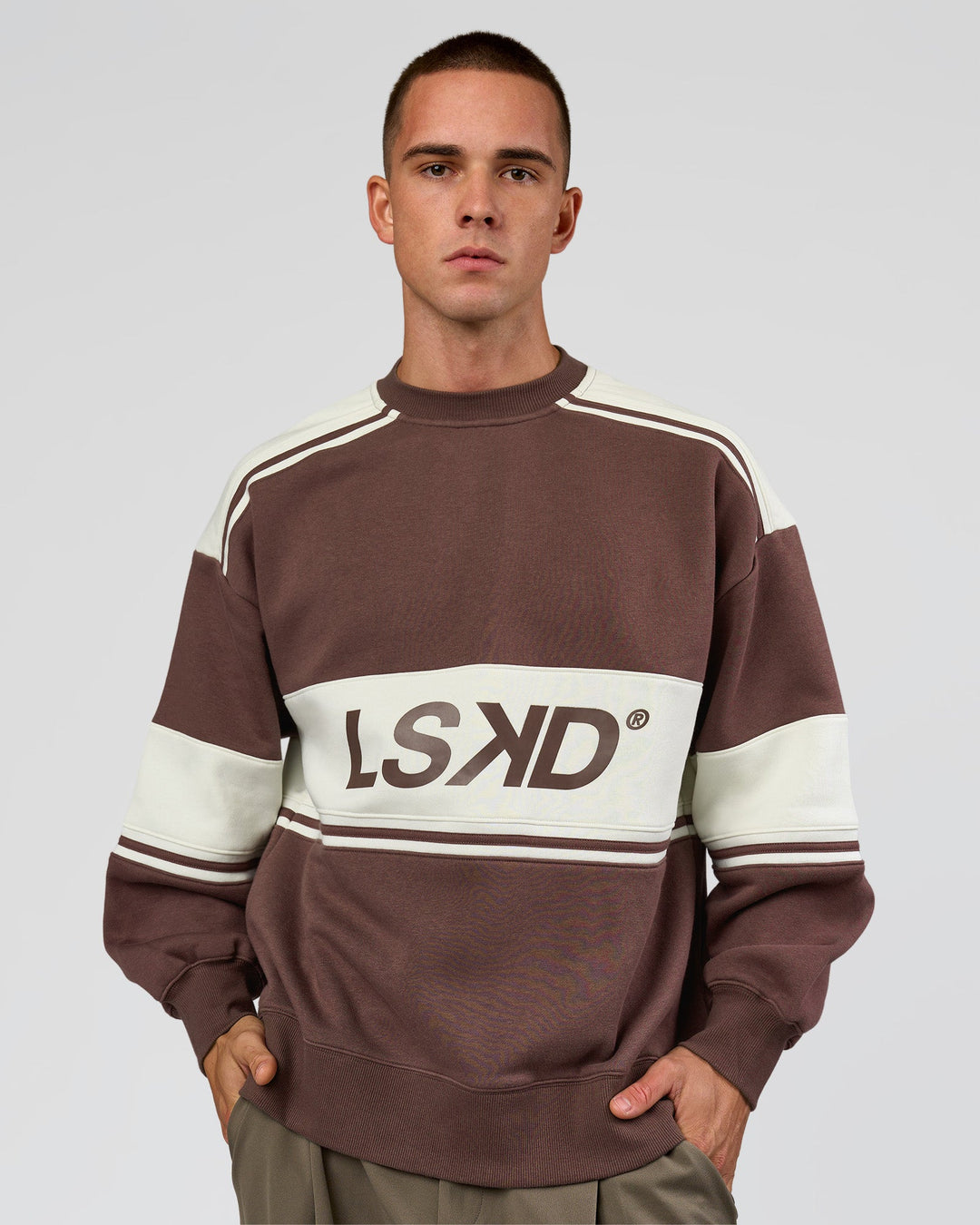 Man wearing A-Team Sweater Oversize in Cocoa Powder-Off White | Model:Albert | Size:M