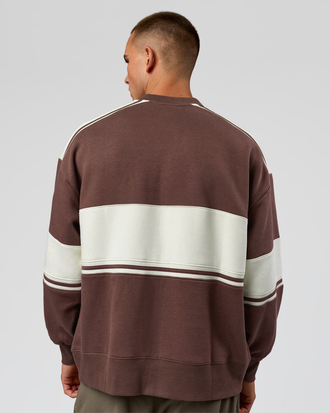 Man wearing A-Team Sweater Oversize in Cocoa Powder-Off White | Model:Albert | Size:M