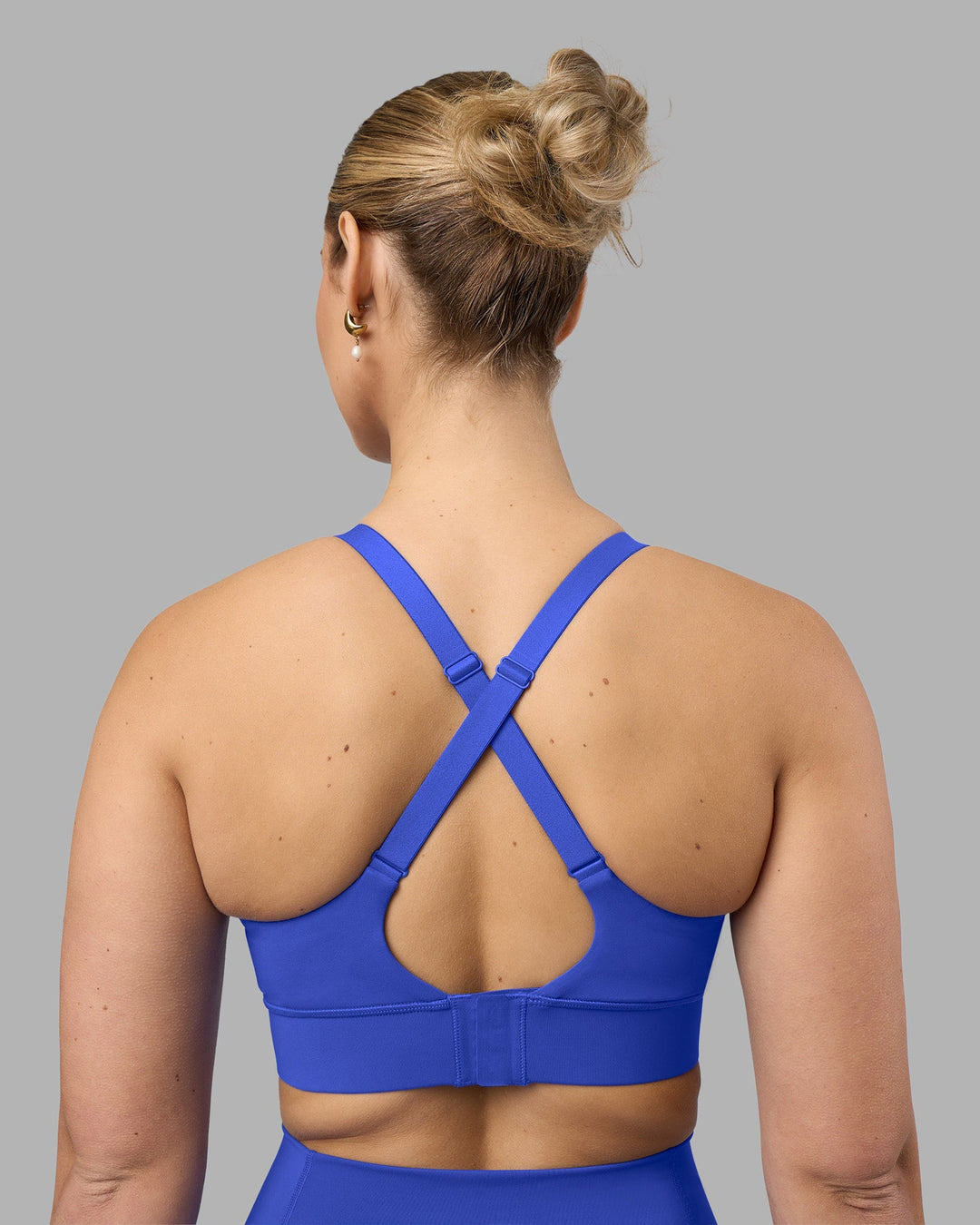 Woman wearing Accelerate Sports Bra - Power Cobalt | Model:Amy | Size:M