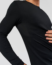 Man wearing AeroFLX+ Seamless Long Sleeve Tee (Set in Sleeve) in Black/Black | Model:Albert | Size:M