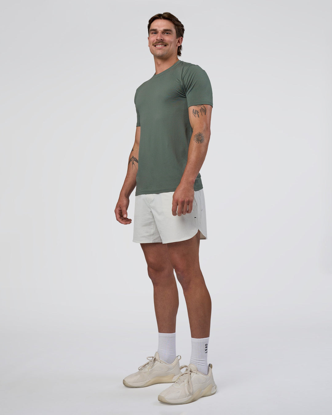 Man wearing AeroFLX+ Seamless Set In Tee - Graphite/Graphite | Model:Konnor | Size:M