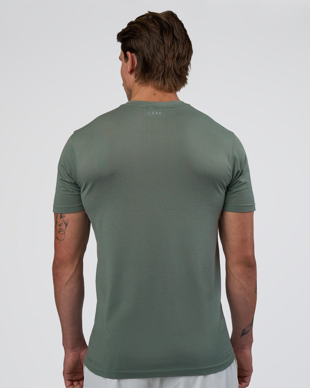 Man wearing AeroFLX+ Seamless Set In Tee - Graphite/Graphite | Model:Konnor | Size:M