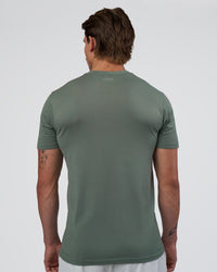 Man wearing AeroFLX+ Seamless Set In Tee - Graphite/Graphite | Model:Konnor | Size:M