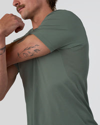 Man wearing AeroFLX+ Seamless Set In Tee - Graphite/Graphite | Model:Konnor | Size:M