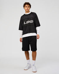 Man wearing AirCore Jersey - Black-Black | Model:Leandro | Size:M