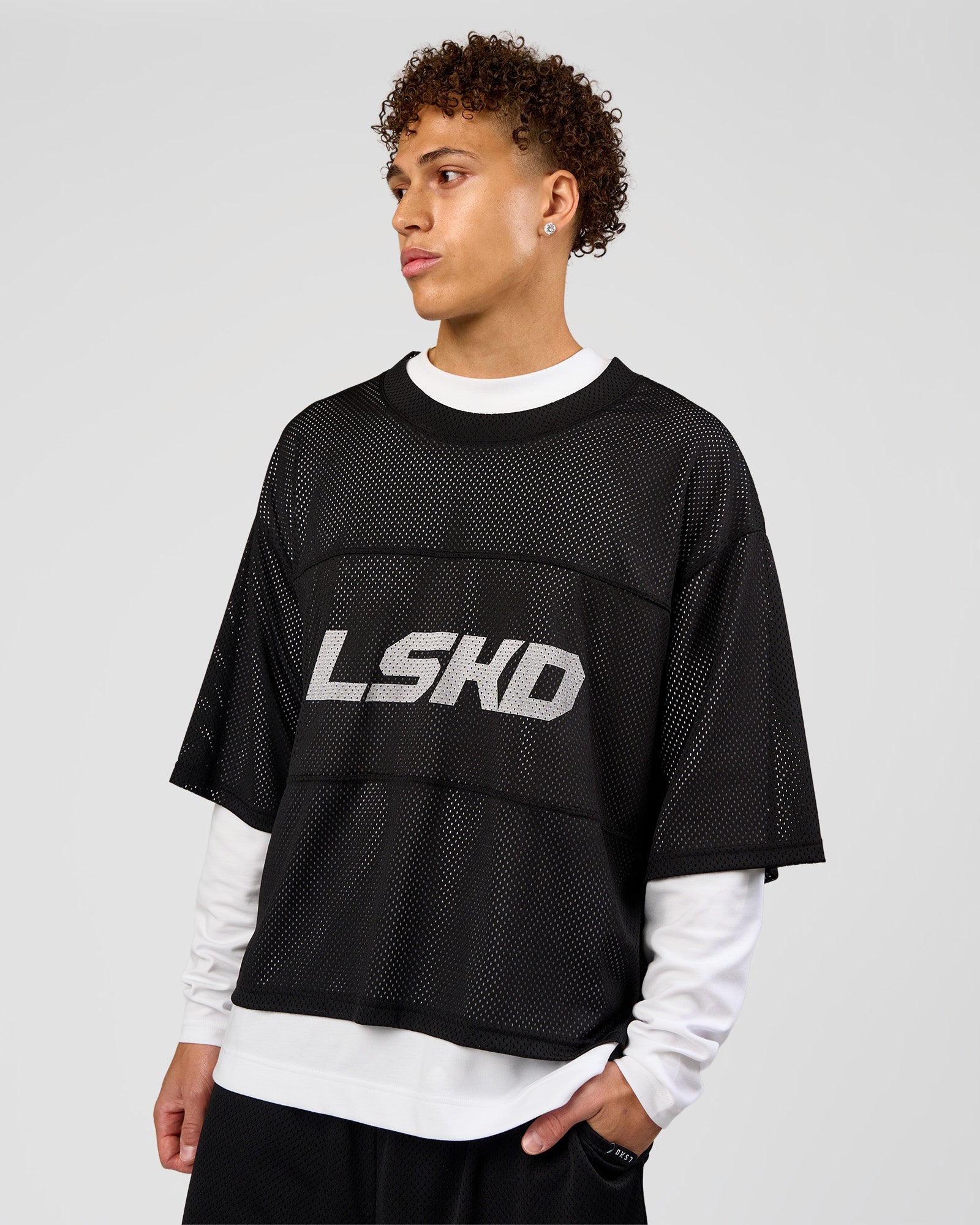 Man wearing AirCore Jersey - Black-Black | Model:Leandro | Size:M